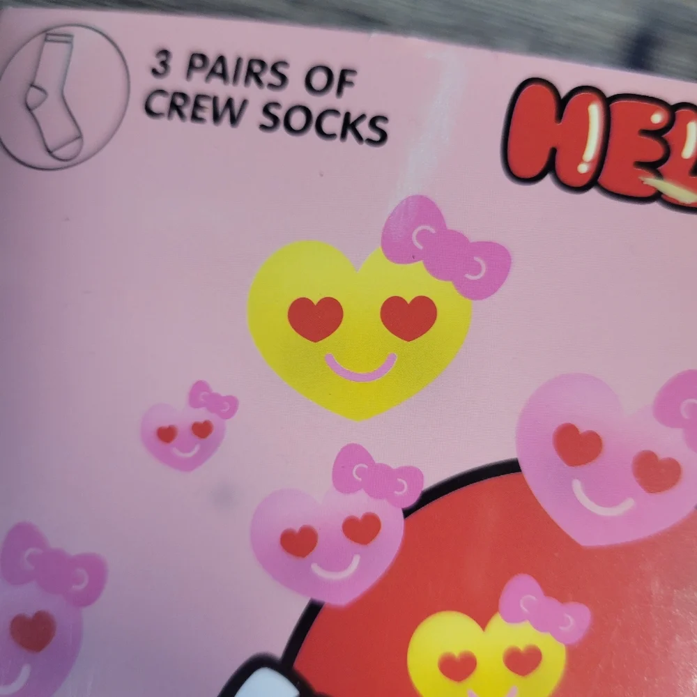 Hello Kitty New in Valentines Day Box 3 Pk of Crew Socks‎